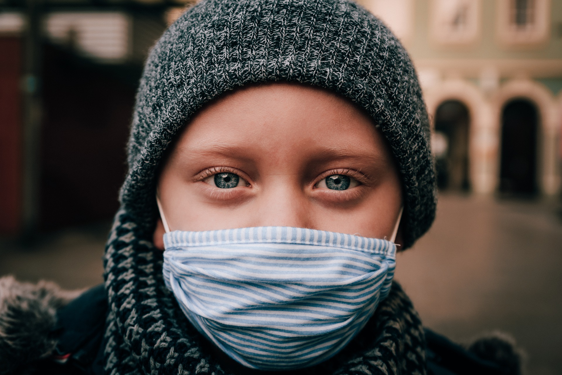 Niño con mascarilla