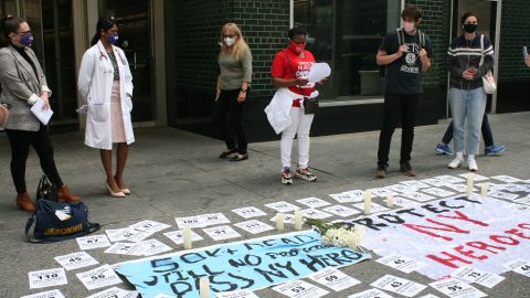 Este miércoles en Manhattan asociaciones sindicales exhibieron carteles sobre muertes por COVID-19 en las oficinas del mandatario