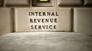 El IRS hasta te da la opción de que hagas un plan de pagos  mensuales de impuestos en su sitio web.