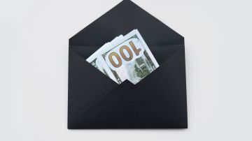 IRS envía un nuevo lote de cheque de estímulo de $1,400 dólares-pexels-anna-nekrashevich-6801644.jpg