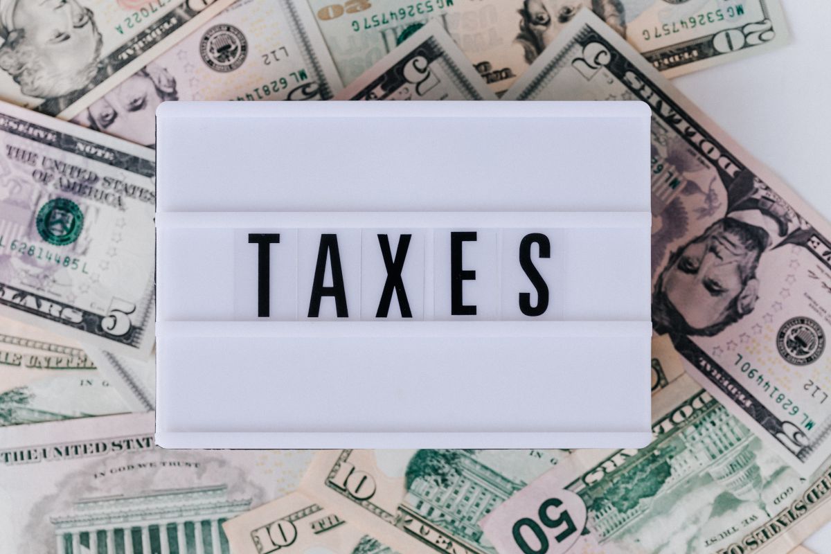 El IRS informó que envió más de 2.8 millones de pagos a contribuyentes que pagaron de más en impuestos por los beneficios recibidos por desempleo en el 2020.