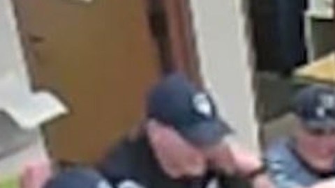 La policía arrestó a Karen Garner.