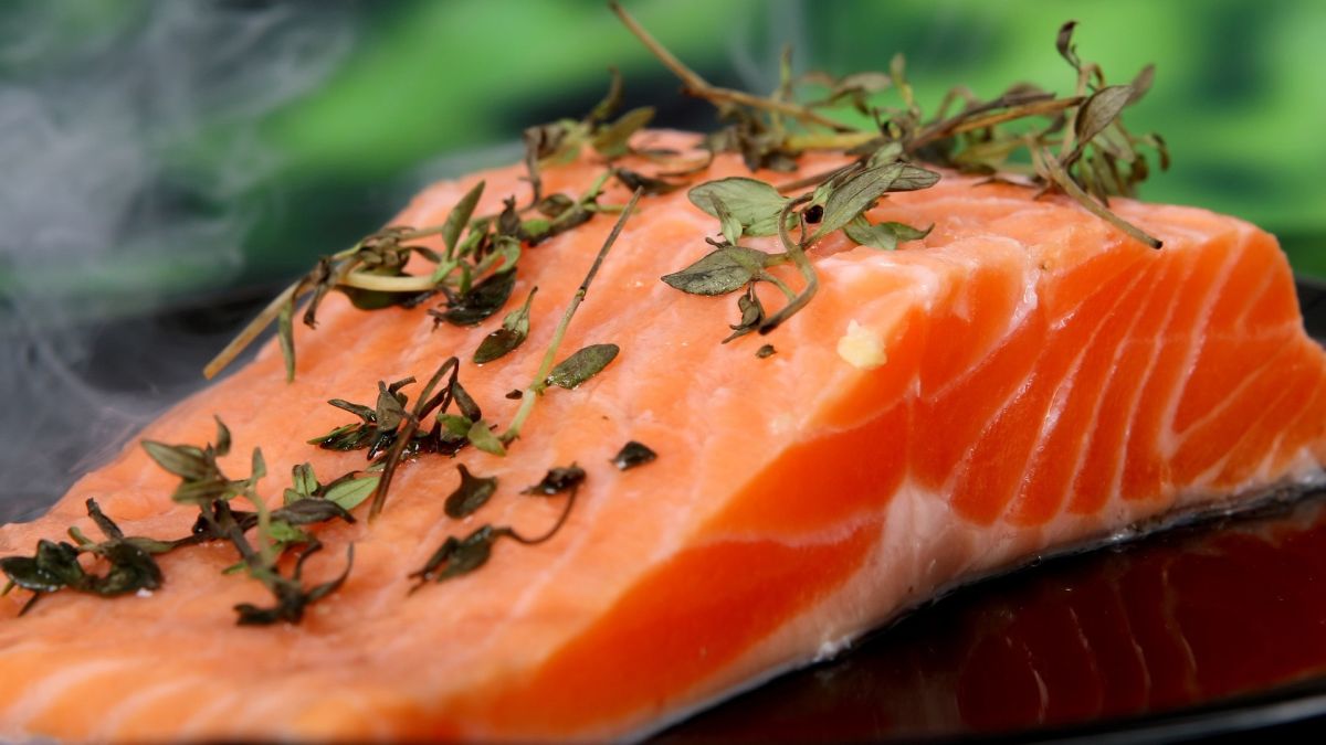 Solo el 75% de un salmón –o 12 onzas por libra– se puede convertir en el corte fileteado que se usa para ahumar.