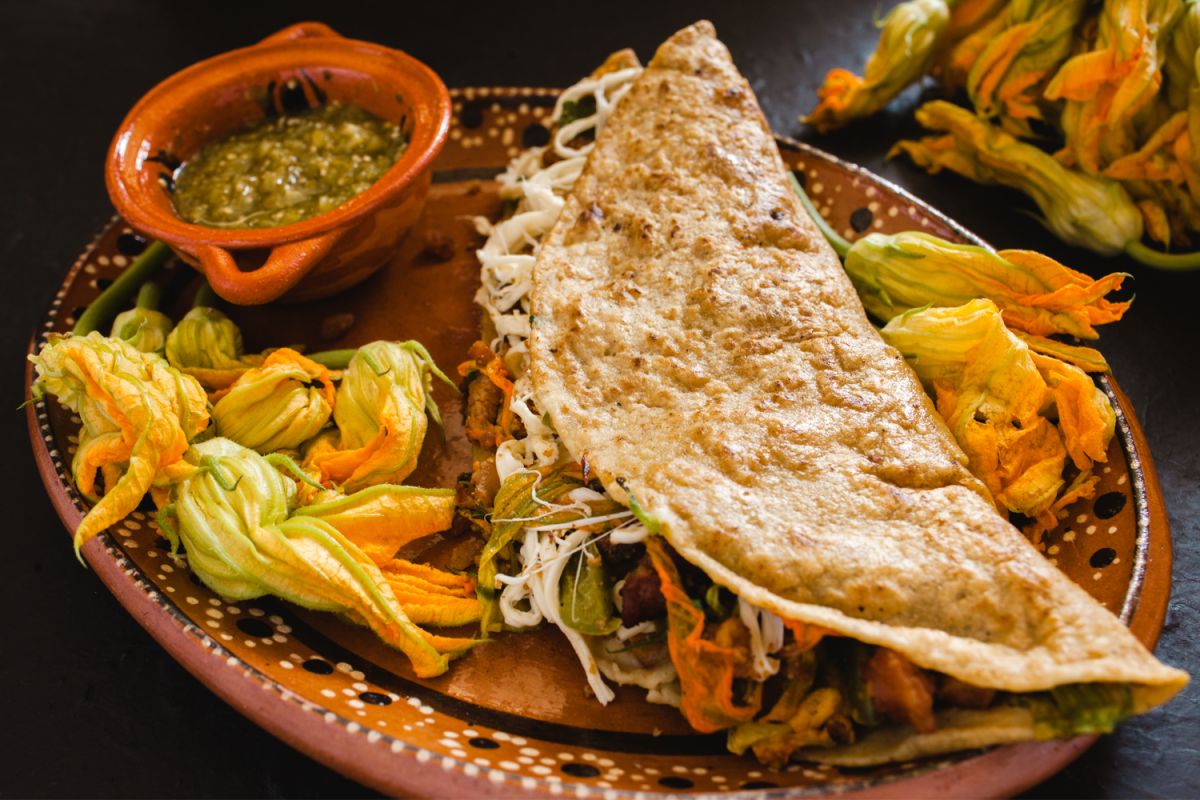 Las quesadillas son un platillo típico mexicano, que puede ser preparado con diferentes rellenos, como el picadillo, la tinga, flor de calabaza, rajas, entre muchos otros.