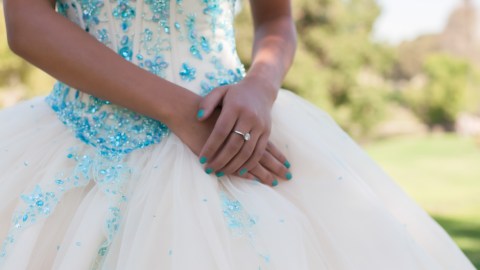 Quinceañera dona banquete migrantes
