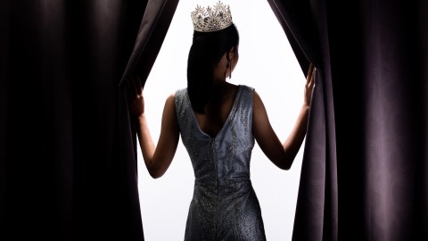 Reina de belleza herida corona