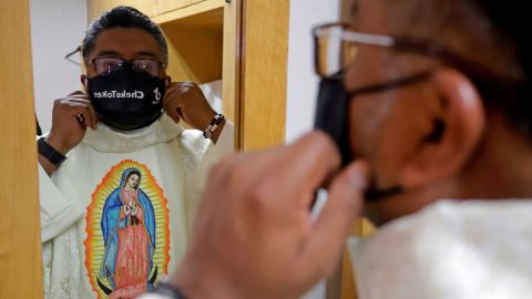 Padre Cheke sacerdote viral TikTok
