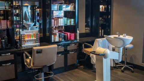 Un salón de belleza puede ser una buena opción de negocios para muchas personas, pero necesitarás tener un buen capital para comenzar apropiadamente.
