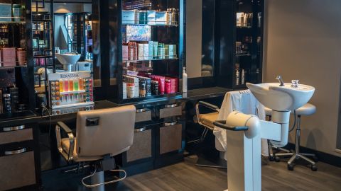 Un salón de belleza puede ser una buena opción de negocios para muchas personas, pero necesitarás tener un buen capital para comenzar apropiadamente.