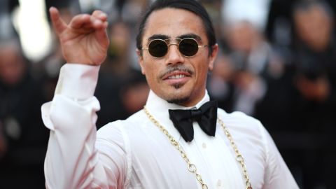 Salt Bae saltó a la fama internacional a partir de un video en donde espolvoreaba sal sobre un corte de carne