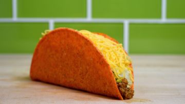 El Cravetarian Taco se elabora como un Crunchy Taco Supreme con queso cheddar rallado, lechuga, tomates cortados en cubitos y crema agria reducida en grasa en una tortilla de maíz crujiente.