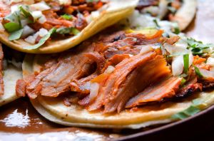 Causa furor puesto de tacos de pastor en calles de Berlín en Alemania