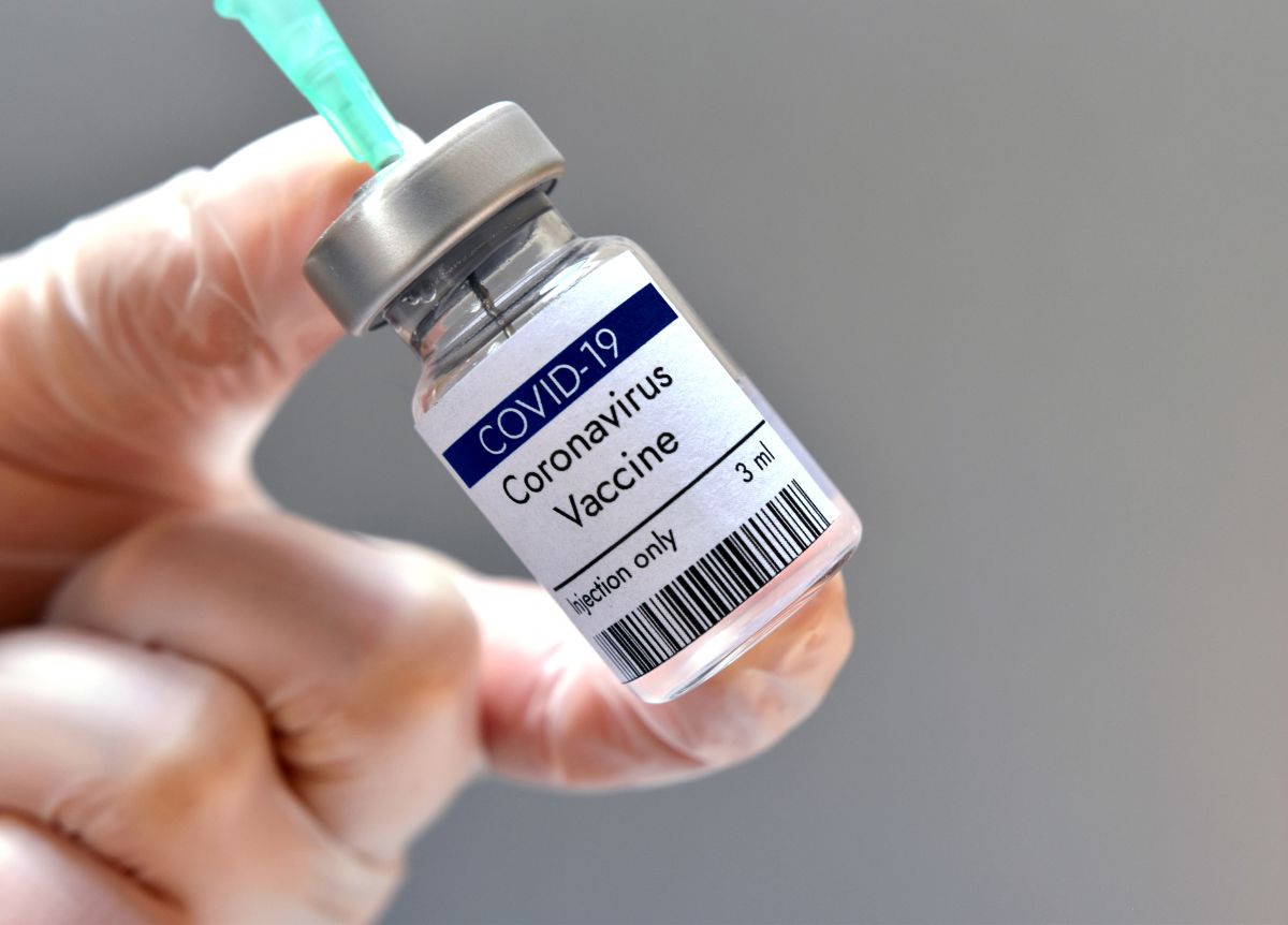 Las vacunas para combatir el Covid-19 tienen efectos secundarios leves y de poca duración