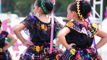 Niña de Chicago se hace viral por fotos con traje típico mexicano