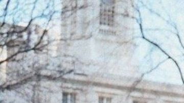 Andrew Yang frente a la alcaldía de NYC.