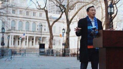 Andrew Yang frente a la alcaldía de NYC.