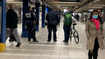 Pasajeros del metro y autoridades de transporte piden mejorar seguridad en los trenes
