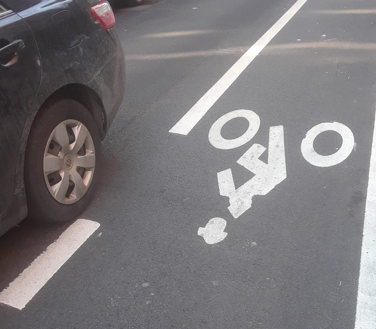 Dramático final: ciclista golpeado por 2 autos en Nueva York