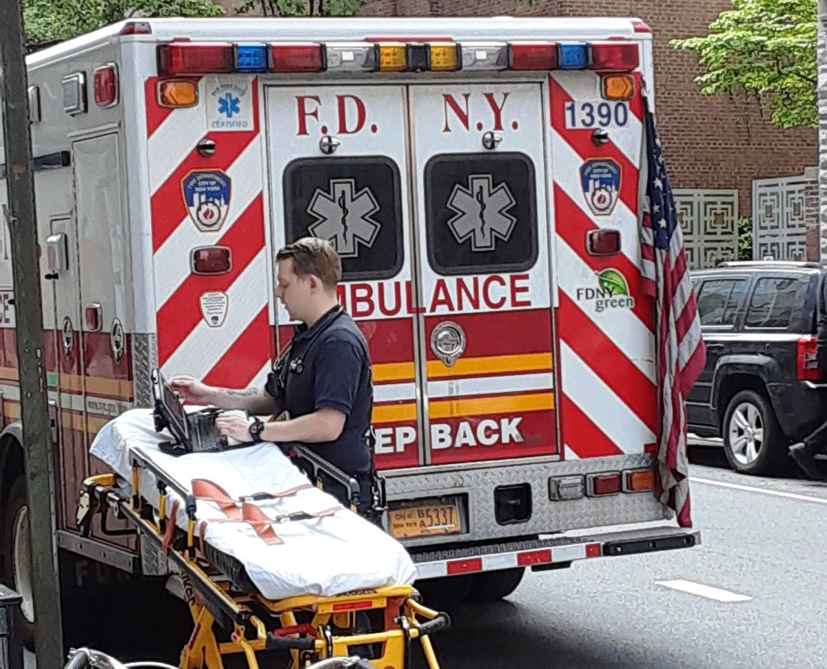 Ambulancia y paramédico de FDNY.