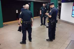Mujer fue acuchillada durante discusión grupal en el Metro de Nueva York