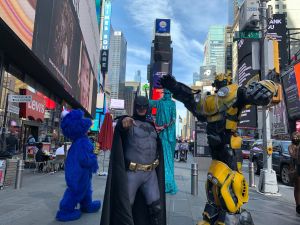 Concejo Municipal busca 'arrinconar' a los muñecos de Times Square tras pandemia del COVID-19