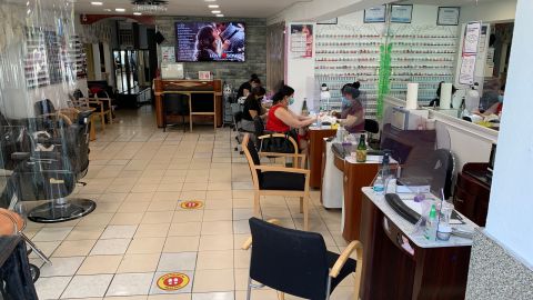 Negocios de NY están optimistas de que el fin de restricciones de capacidad, mejore sus finanzas, como el salón de uñas Duy Nail Saloon, de Queens