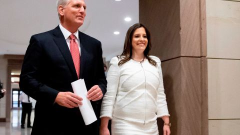 Congresistas McCarthy y Stefanik al anunciar su triunfo.