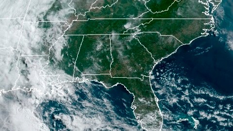 USA9859. MIAMI (FL, EEUU), 20/05/2021.- Fotografía satelital cedida por la Oficina Nacional de Administración Oceánica y Atmosférica (NOAA) a través del Centro Nacional de Huracanes (NHC) de Estados Unidos donde se muestra la situación en El Caribe a las 9:10 hora local (13.10 GMT) de hoy jueves 20 de mayo. El NHC elevó este jueves a un 70 % las probabilidades de que un sistema de baja presión no tropical situado al este de Bermudas se transforme en 48 horas en la primera tormenta del año en el Atlántico. EFE/NOAA-NHC /SOLO USO EDITORIAL /NO VENTAS