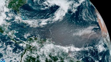 USA9859. MIAMI (FL, EEUU), 20/05/2021.- Fotografía satelital cedida por la Oficina Nacional de Administración Oceánica y Atmosférica (NOAA) a través del Centro Nacional de Huracanes (NHC) de Estados Unidos donde se muestra la situación en El Caribe a las 9:10 hora local (13.10 GMT) de hoy jueves 20 de mayo. El NHC elevó este jueves a un 70 % las probabilidades de que un sistema de baja presión no tropical situado al este de Bermudas se transforme en 48 horas en la primera tormenta del año en el Atlántico. EFE/NOAA-NHC /SOLO USO EDITORIAL /NO VENTAS