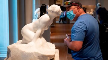 Un visitante en National Gallery of Art de Washington DC  frente a una escultura de Auguste Rodin, este viernes.