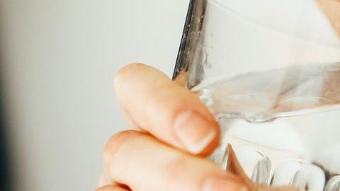 Mujer bebiendo agua