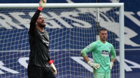 Alisson salva al Liverpool de la Europa League con gol historico