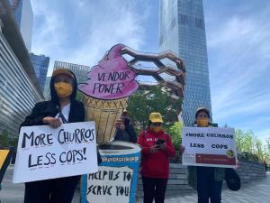 Vendedores ambulantes en el Hudson Yards denuncian represión de oficiales del NYPD