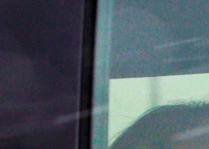 Ben Affleck y Jennifer Lopez se dan muestras de cariño dentro de un auto.