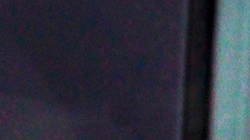 Ben Affleck y Jennifer Lopez se dan muestras de cariño dentro de un auto.