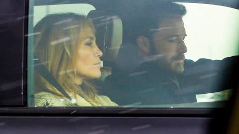 Ben Affleck y Jennifer Lopez se dan muestras de cariño dentro de un auto.