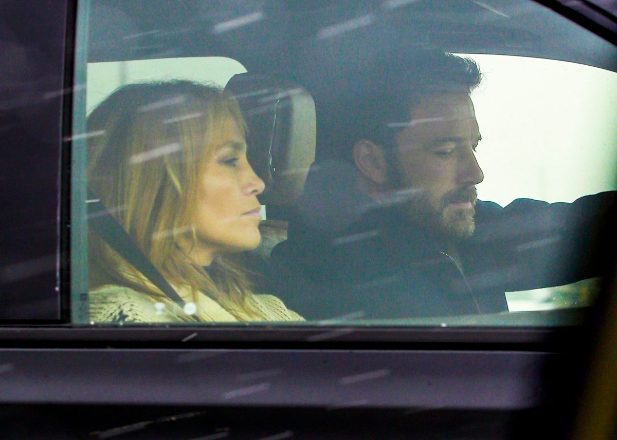 Ben Affleck y Jennifer Lopez se dan muestras de cariño dentro de un auto.