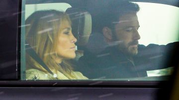 Ben Affleck y Jennifer Lopez se dan muestras de cariño dentro de un auto.