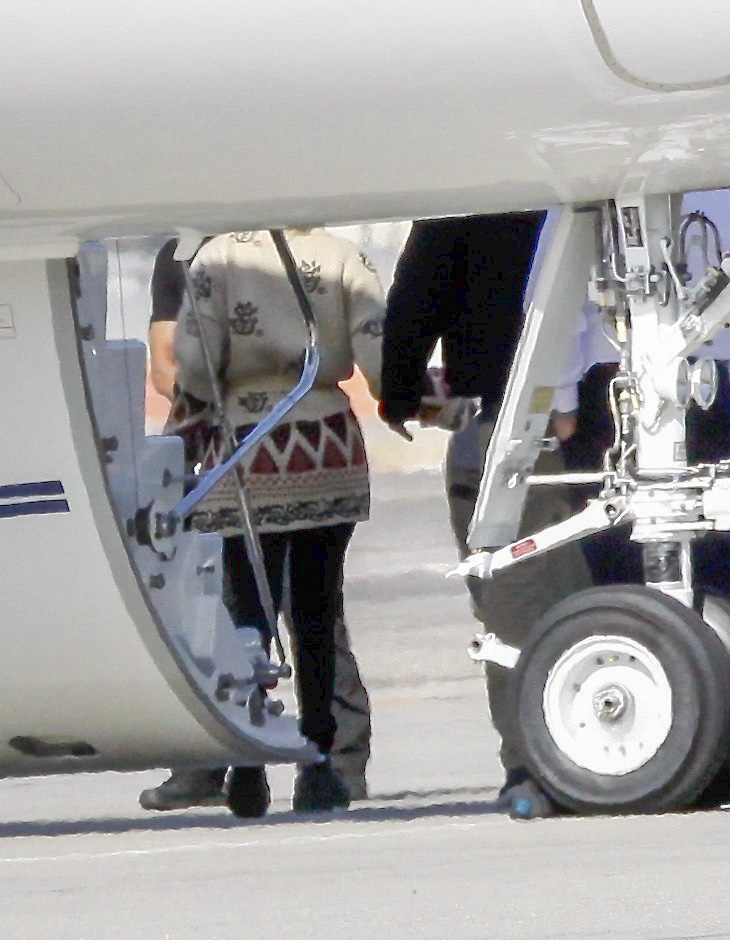 Jennifer López y Ben Affleck fueron captados de la mano antes de subir al avión. / The Grosby Group