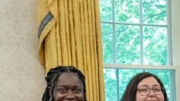 El presidente Biden compartió una foto de su encuentro con los 'dreamers'. Leydy Rangel (derecha).