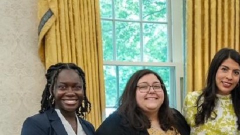 El presidente Biden compartió una foto de su encuentro con los 'dreamers'. Leydy Rangel (derecha).