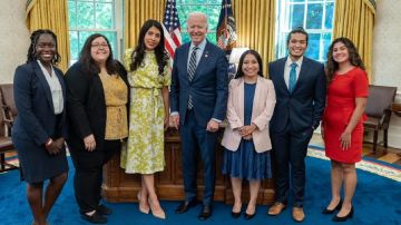El presidente Biden compartió una foto de su encuentro con los 'dreamers'. Leydy Rangel (derecha).