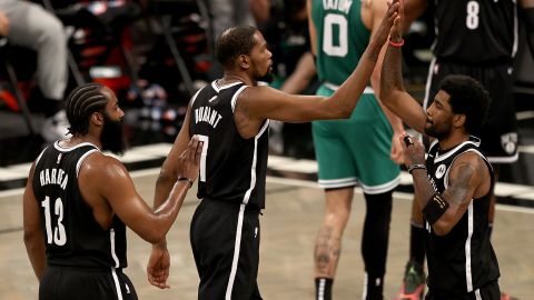 Harden (izq.), Durant (centro) e Irving dominaron a los Celtics.