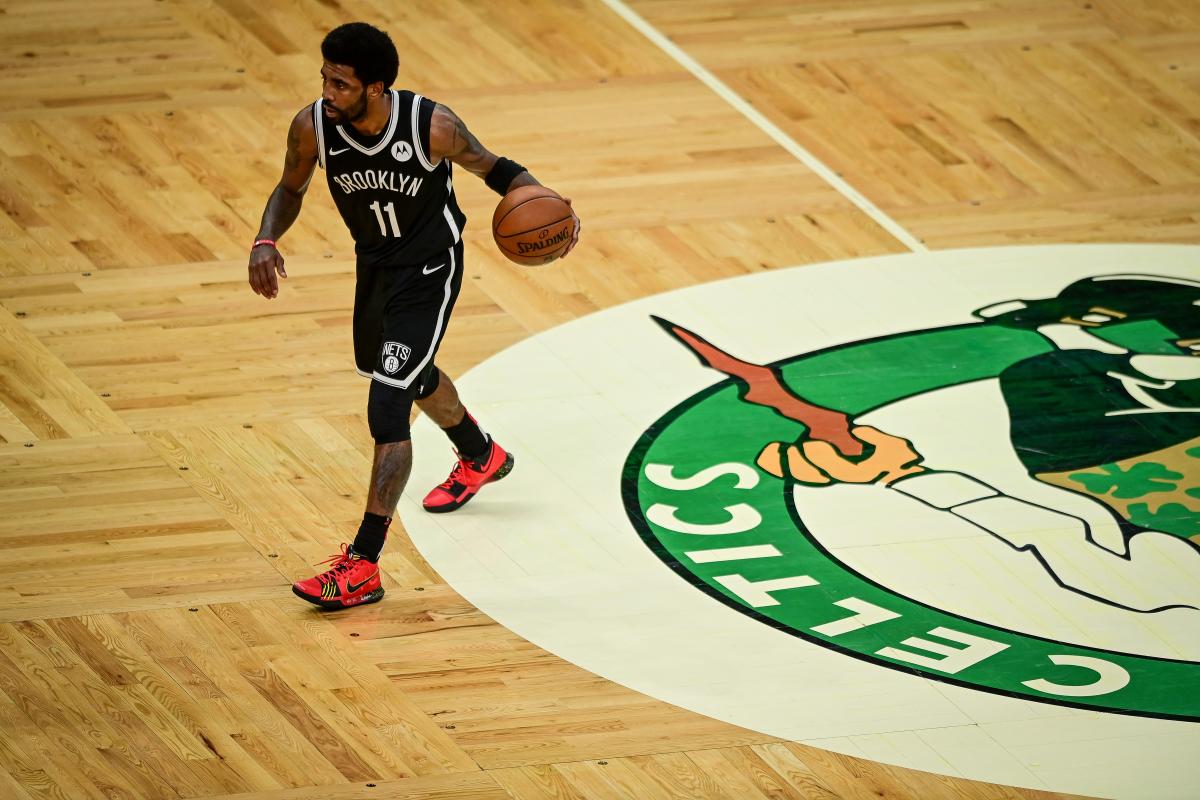 Polémica en Boston: Kyrie Irving pisoteó el escudo de los Celtics y un  fanático le lanzó una botella - El Diario NY