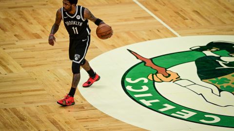 Un fanatico le lanzo una botella a Kyrie Irving