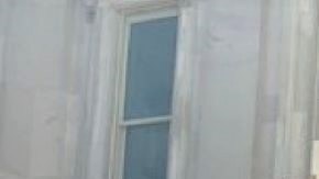 Los manifestantes exigieron que en vez de contratar nuevos oficiales, el Alcalde debe despedir a los que abusan de sus posiciones al atacar a los encarcelados.