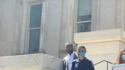 Los manifestantes exigieron que en vez de contratar nuevos oficiales, el Alcalde debe despedir a los que abusan de sus posiciones al atacar a los encarcelados.