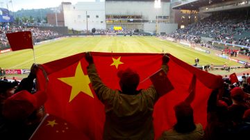Un chico de más de 126 kilos juega fútbol en China
