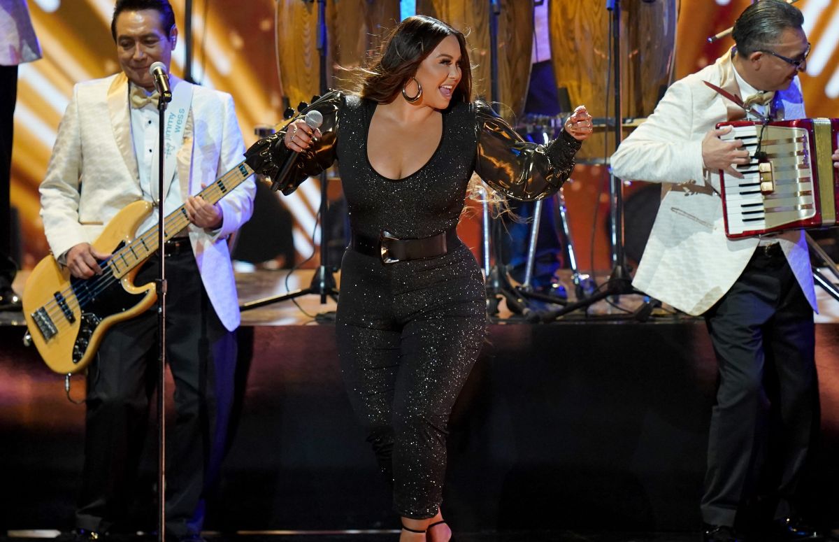 Chiquis Rivera explotó el escenario del concierto del Latin Grammy "Ellas y su Música" transmitido por Univision. La hija de Jenni Rivera demostró ser ya toda una diva de la música regional mexicana con su talento y belleza.