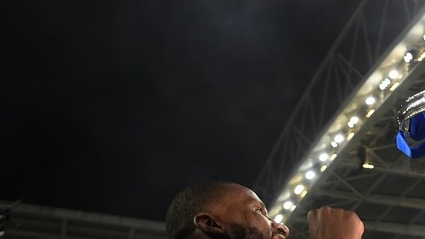 Pulisic levantó el trofeo al frente a los 6.000 hinchas del Chelsea FC.